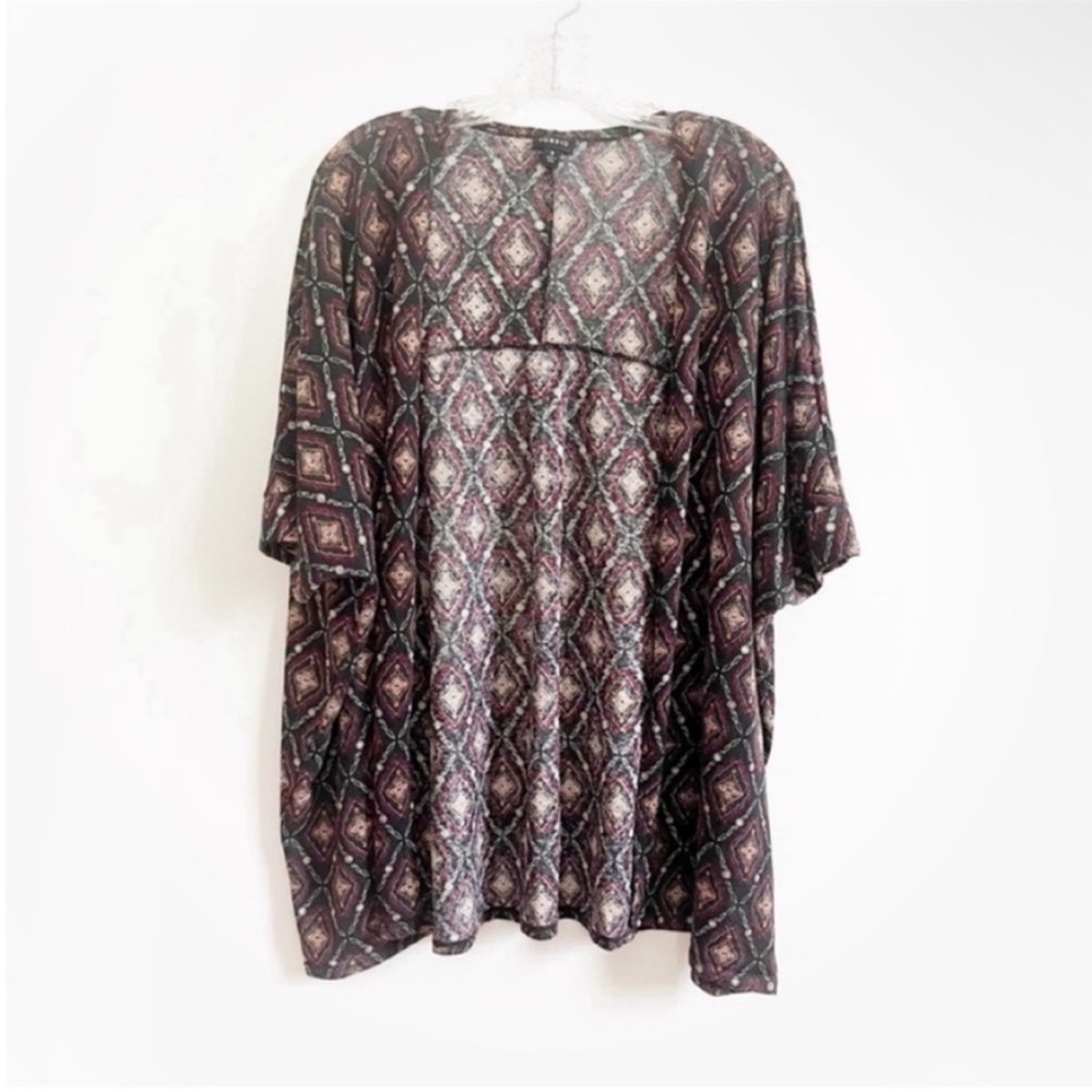 Torrid cardigan black red geometric open front lightweight short sleeves - Picture 2 of 9